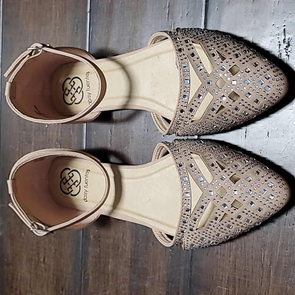 Adorable & great looking flats